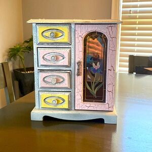 Beautiful vintage jewelry box